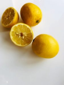 Zitronensäure als natürlicher Entkalker in der Haarseife kaufen