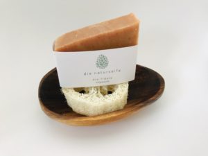 naturseife im naturseife shop kaufen palmoelfrei vegan bruchstuecke kaufen guenstig holz schale natuerlich nur geölt baddekoration bruchfest